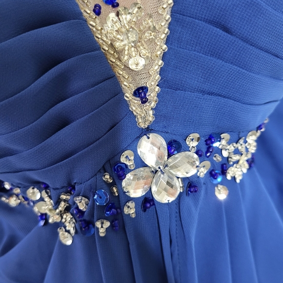 Formal dress - Picture 5 of 8